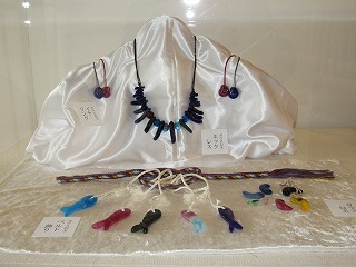 glass magatama necklace